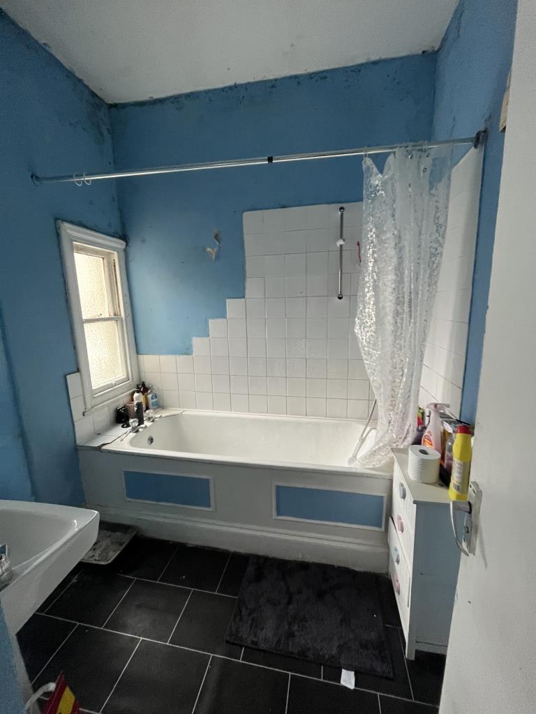Lot: 30 - MIXED USE INVESTMENT IN TOWN CENTRE - Bathroom in flat, photograph provided to the auctioneers